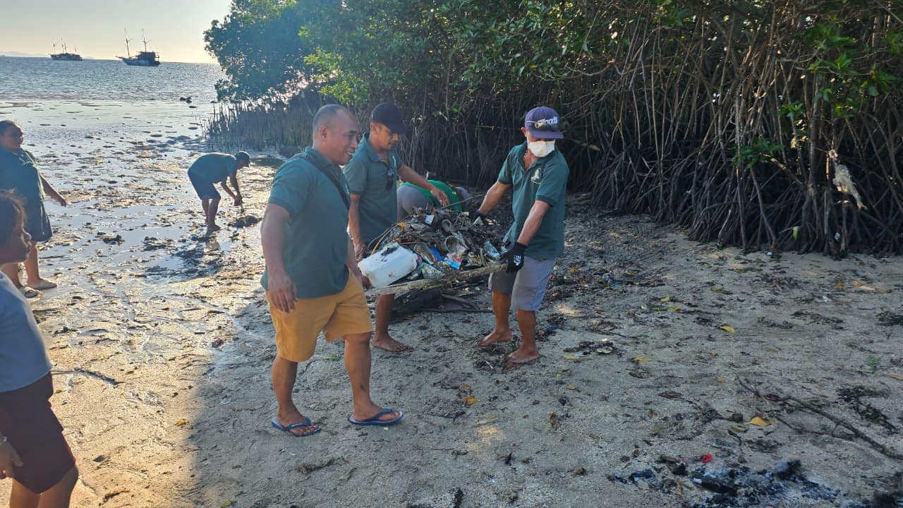 Aksi Nyata Bulan Maria, KBG Santa Bernadette Gelar Bersih Pantai Binongko